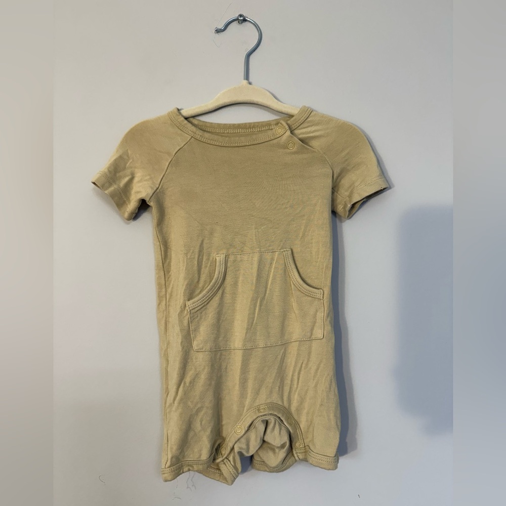 Kyte BABY Short Sleeve One-Piece Romper in Light Khaki 6-12M bamboo soft